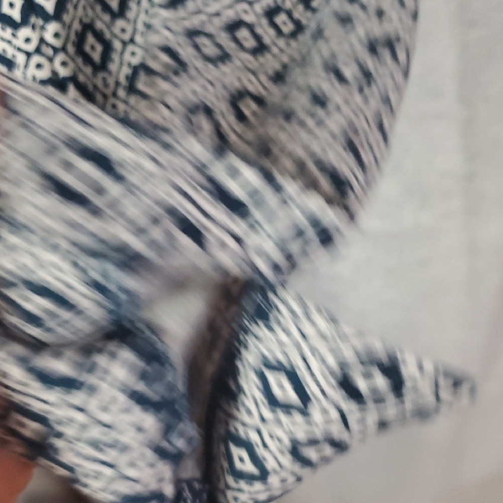 H&M Blue and White Patterned Cropped Pants - Picture 5 of 9